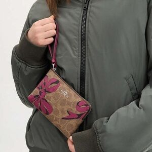 New COACH Corner Zip Wristlet In Signature Canvas With Bow Print